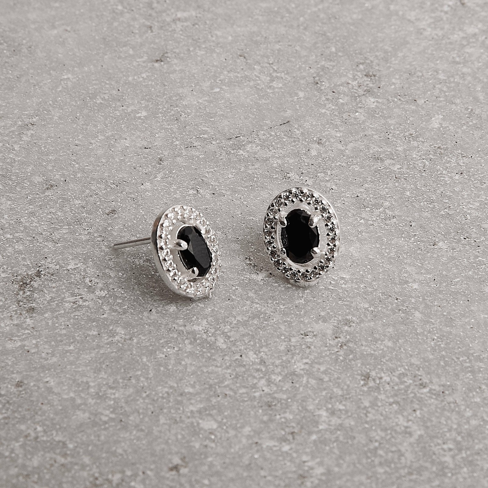 Brinco zircônia oval ônix com cravejado 11mm