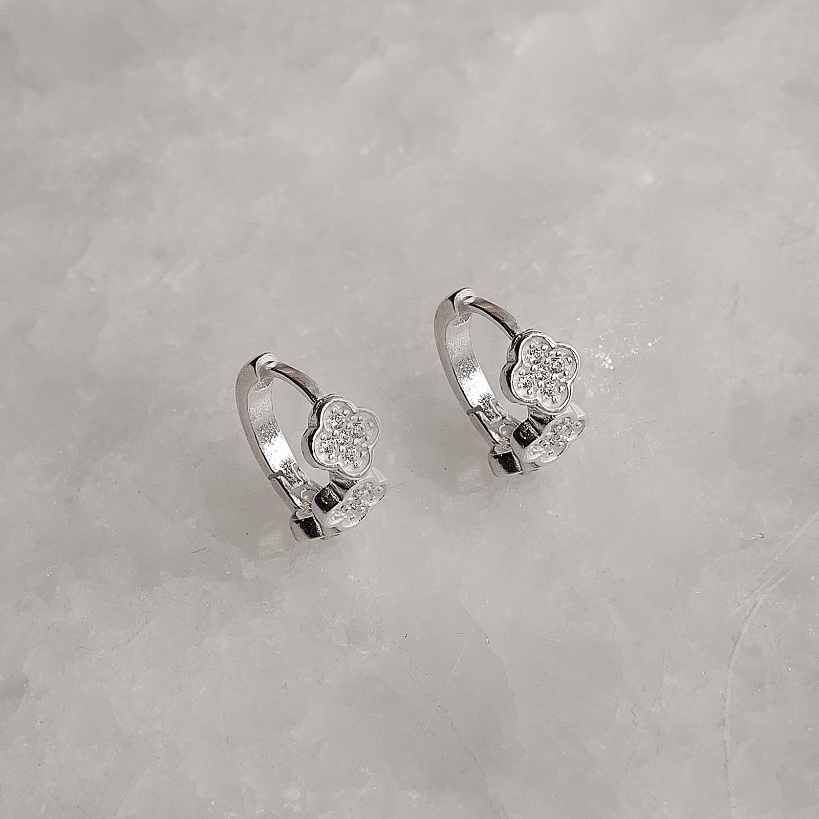Argola click trevos cravejados 11mm