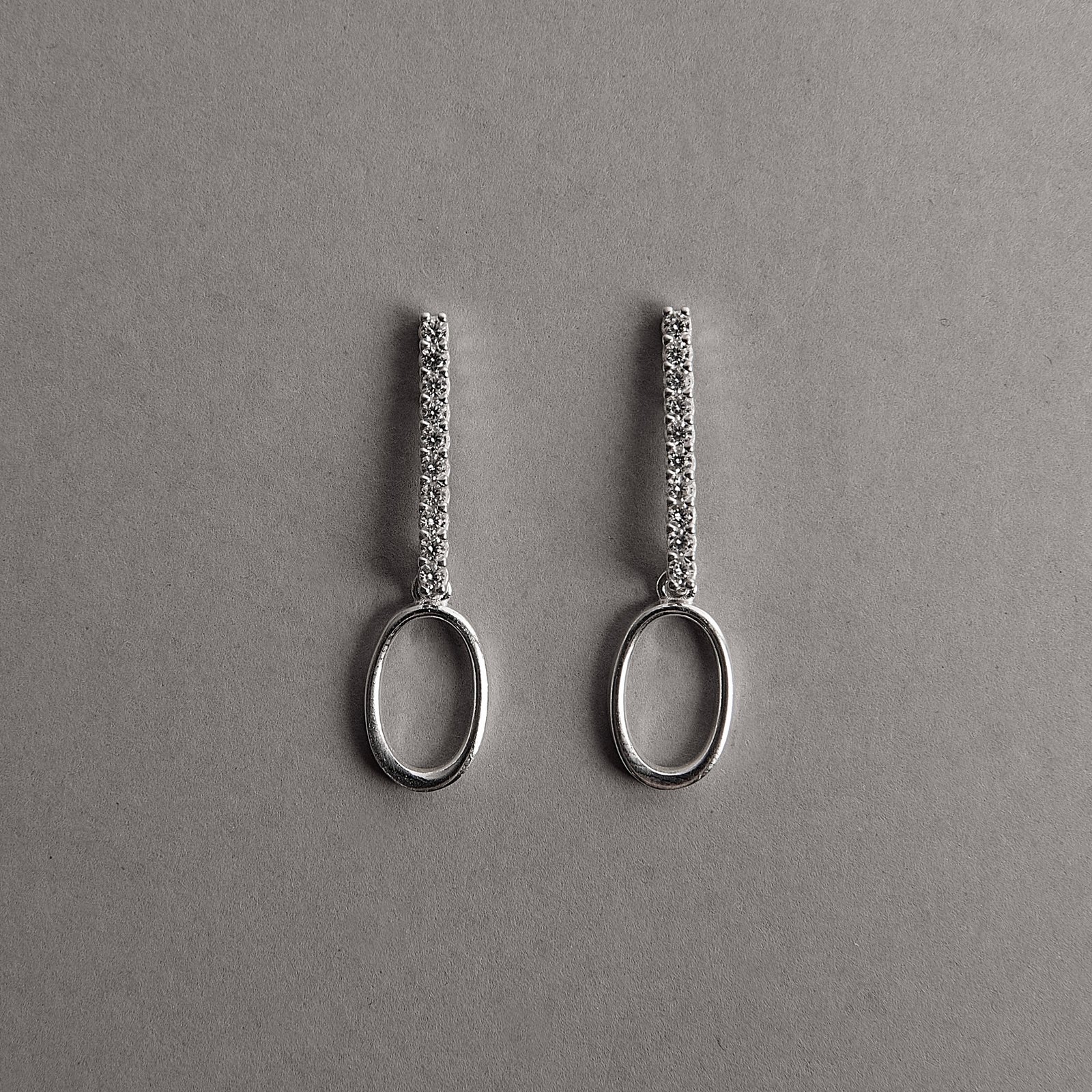 Brinco palito cravejado 17mm com pingente elo oval