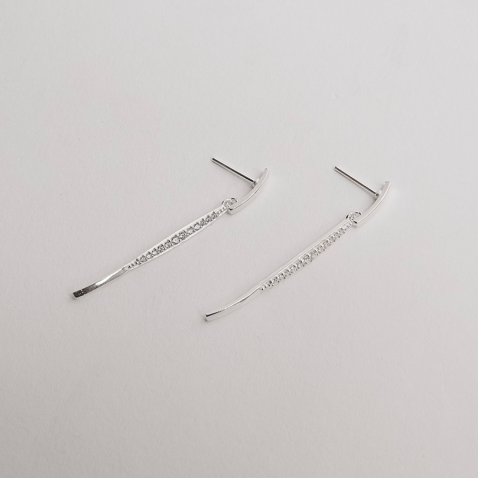 Imagem Secundária Brinco base 11mm com pingente bastão cravejado 34mm