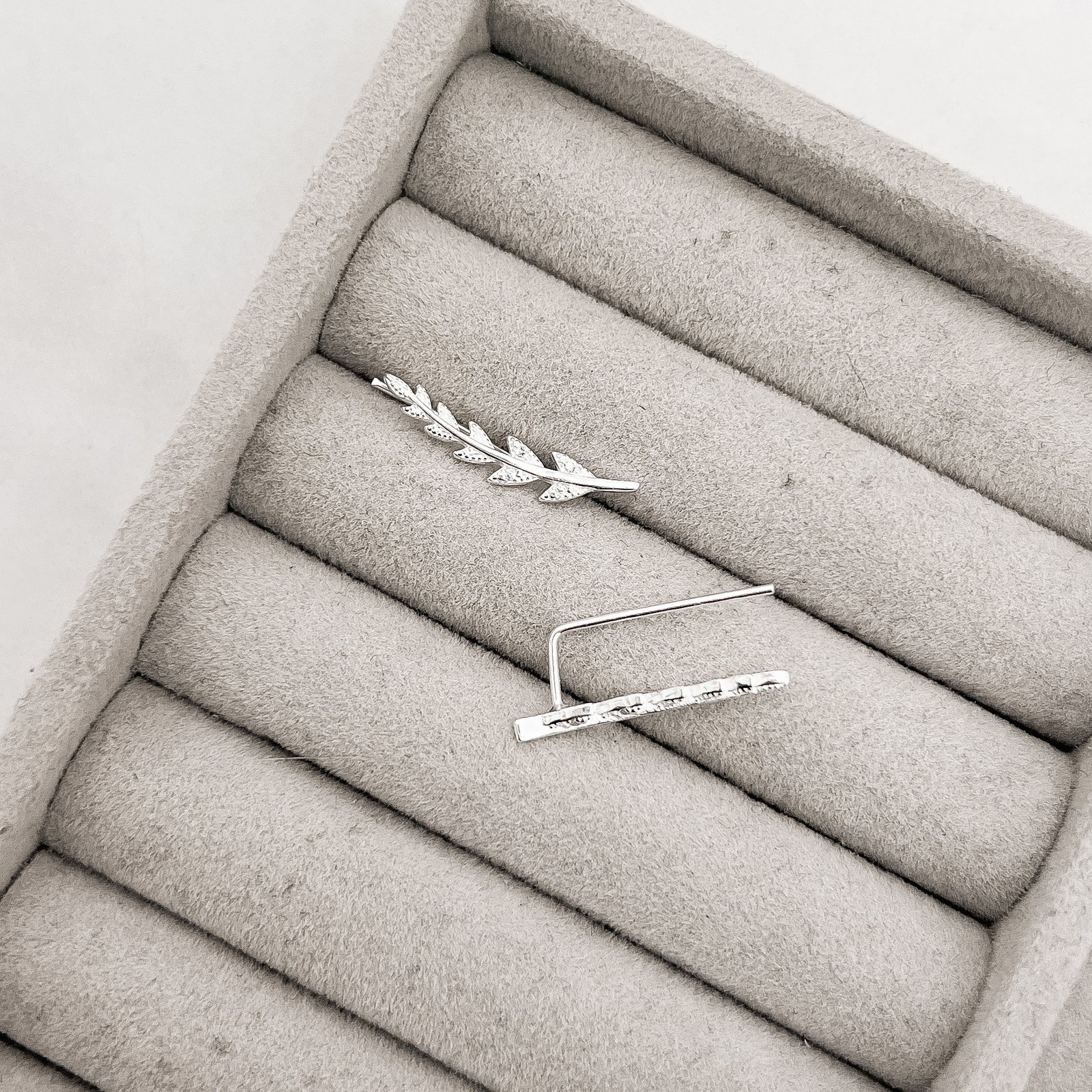 Brinco ear cuff hera cravejado