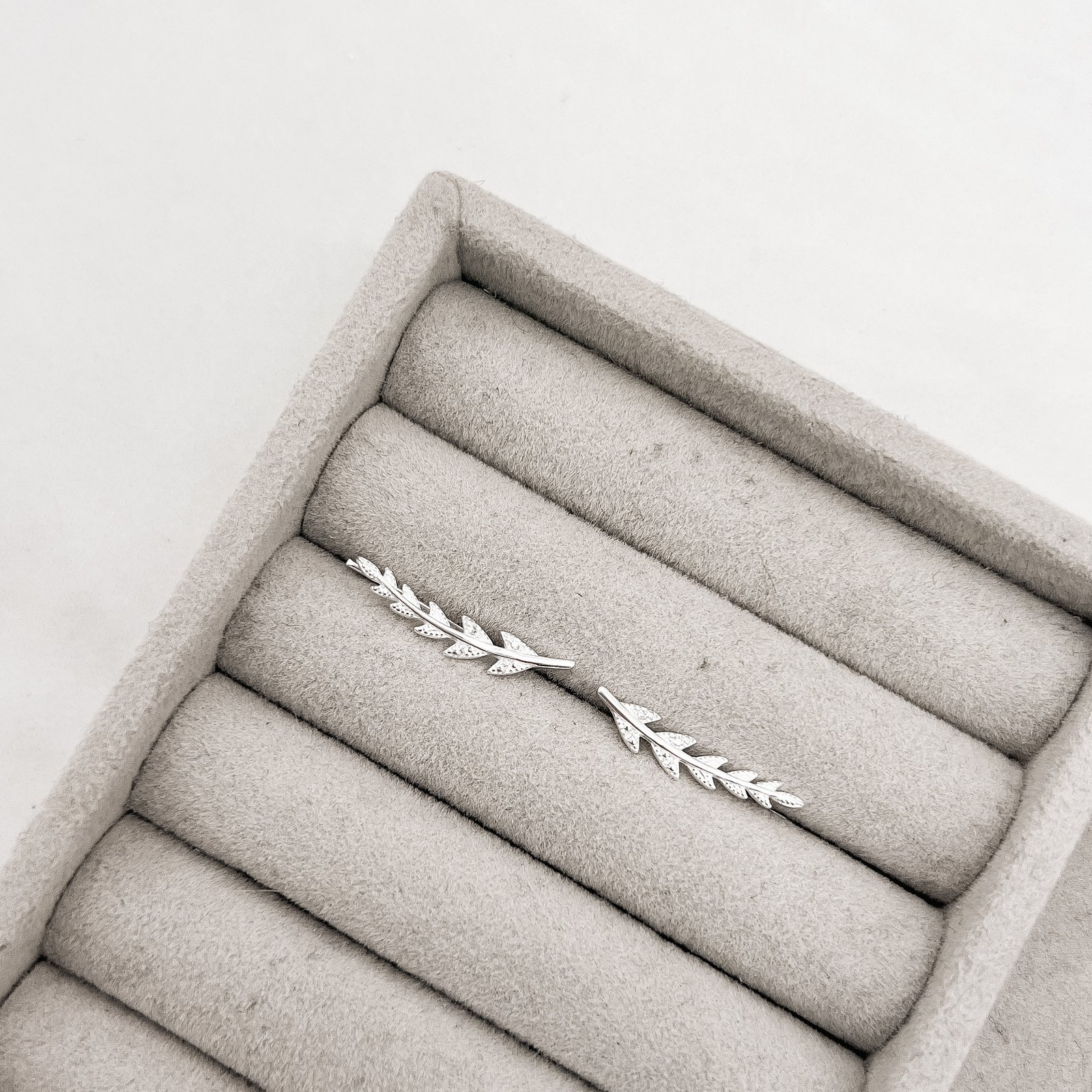 Brinco ear cuff hera cravejado