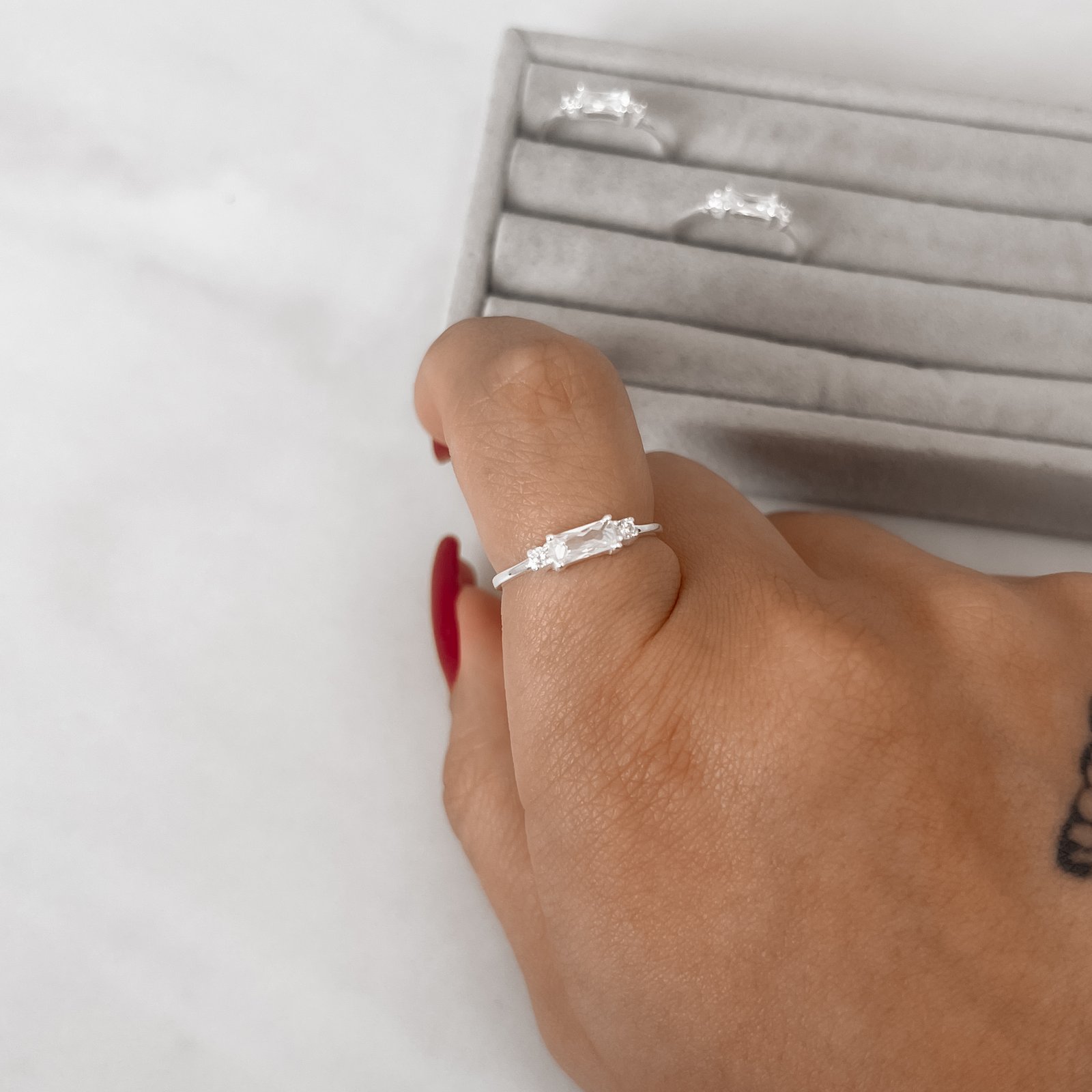 Anel zircônia retangular cristal com mini zircônias