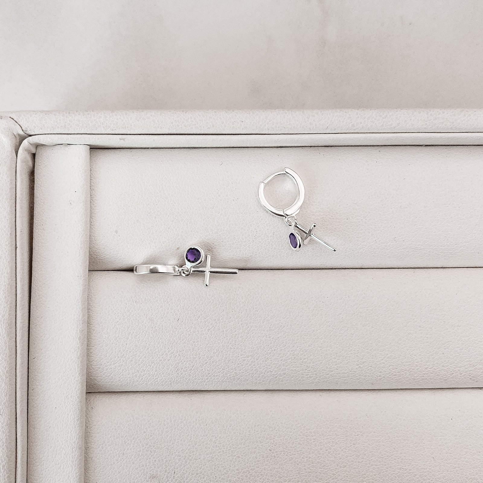 Argola click 10mm pingentes cruz e zircônia lilás