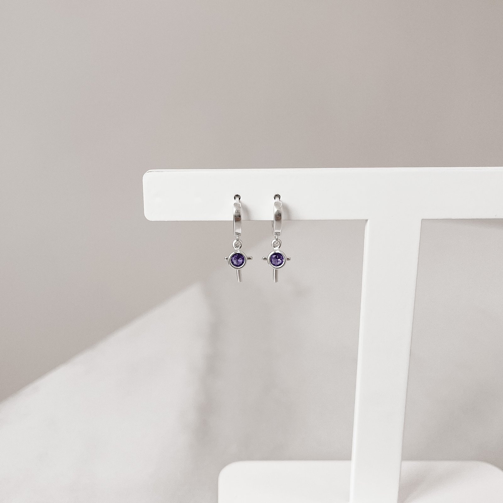 Argola click 10mm pingentes cruz e zircônia lilás