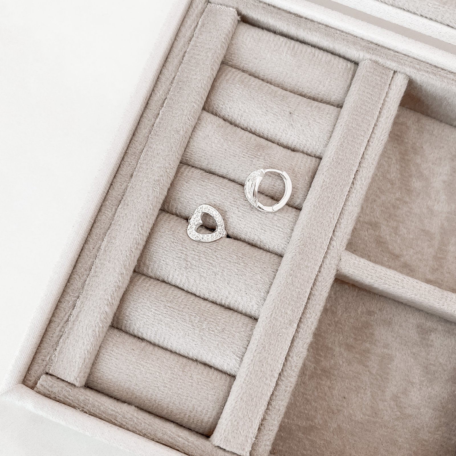 Argola click 11mm detalhe coração vazado cravejado