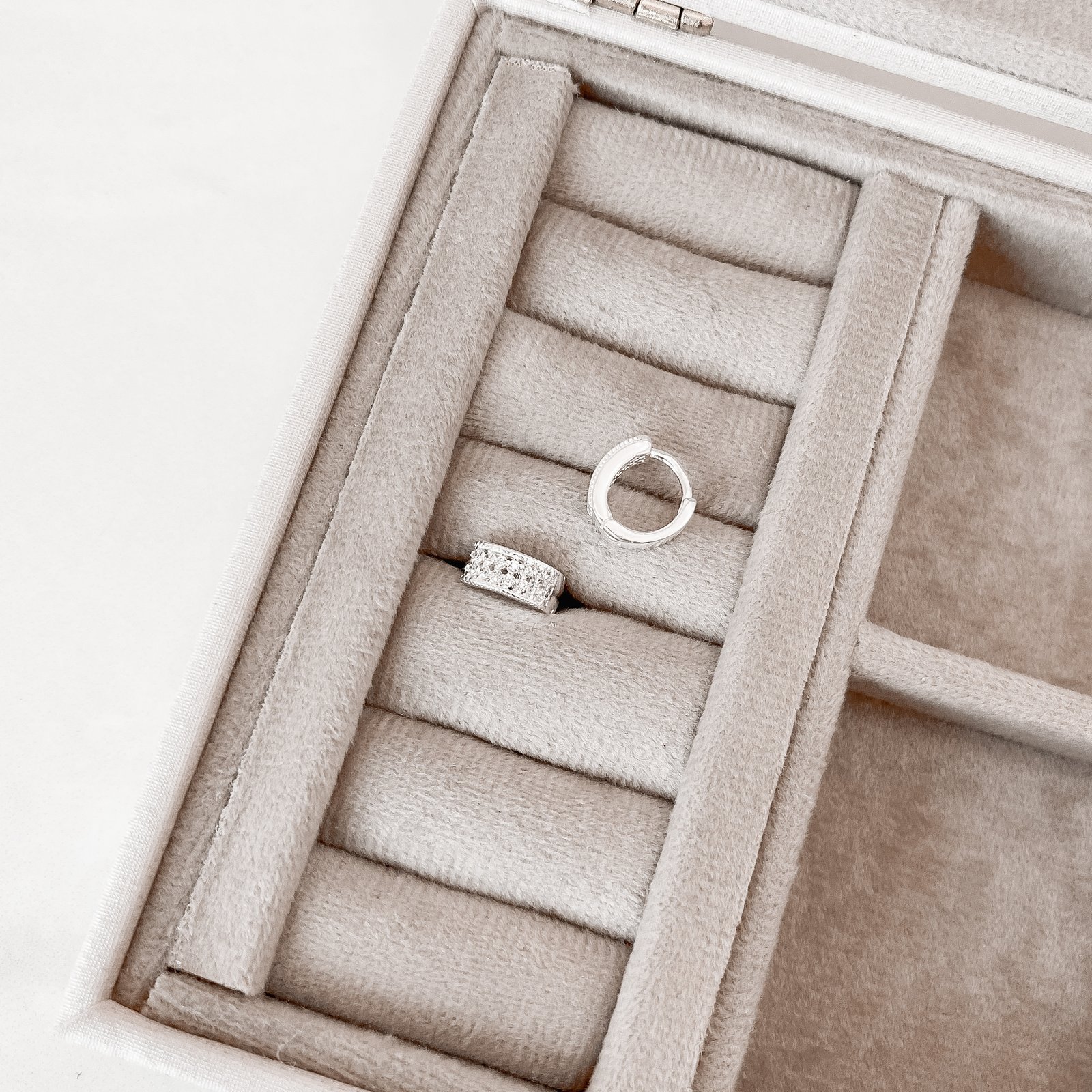 Argola click 11mm vazada cravejada