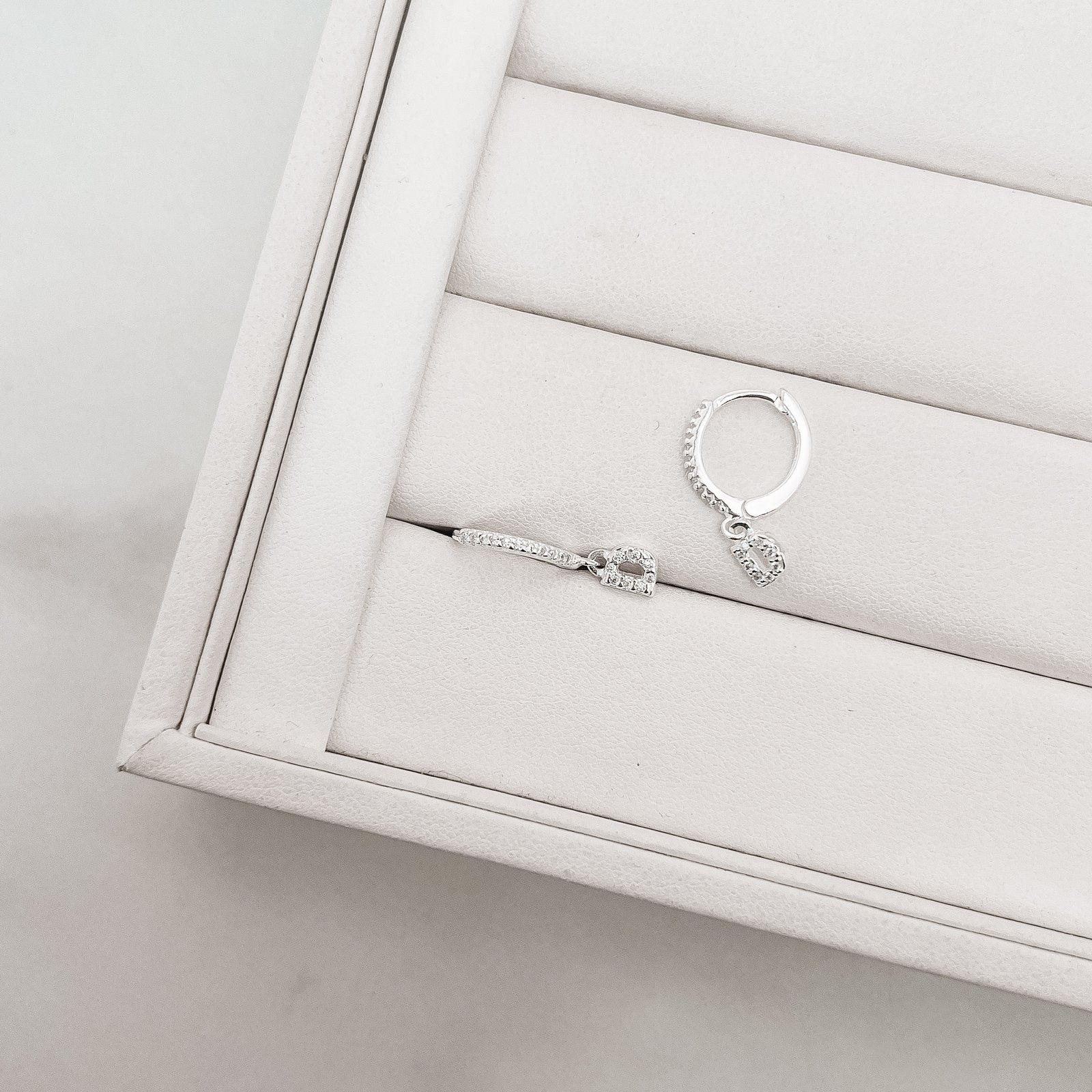 Argola click cravejada 14mm pingente letra D
