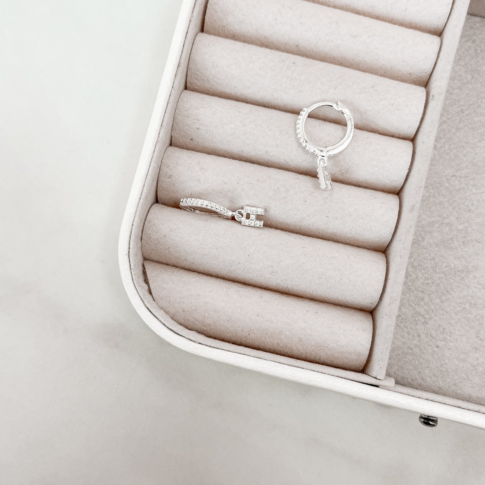 Argola click cravejada 14mm pingente letra H