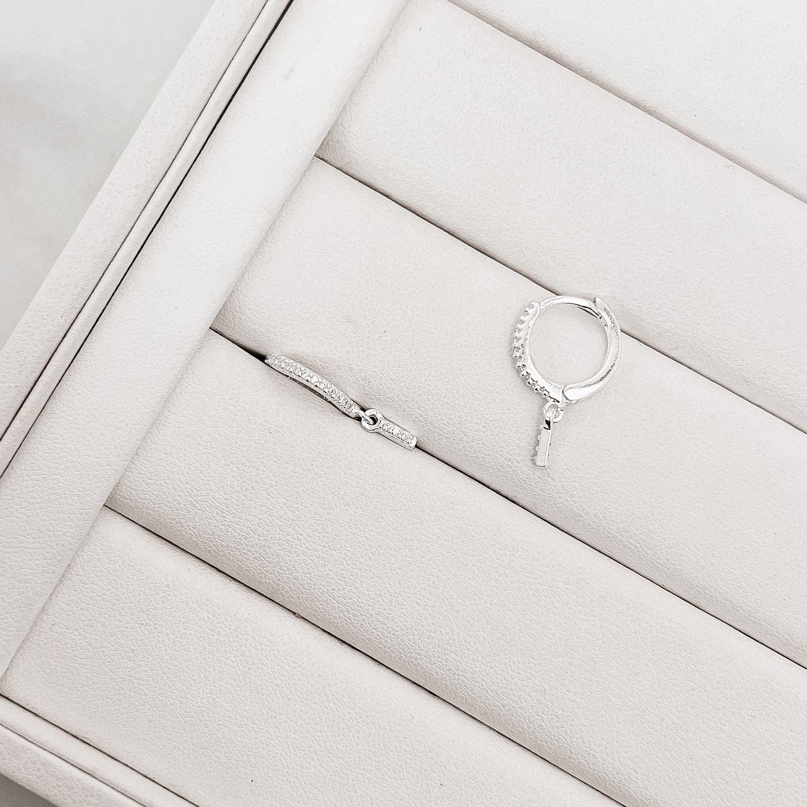 Argola click cravejada 14mm pingente letra I