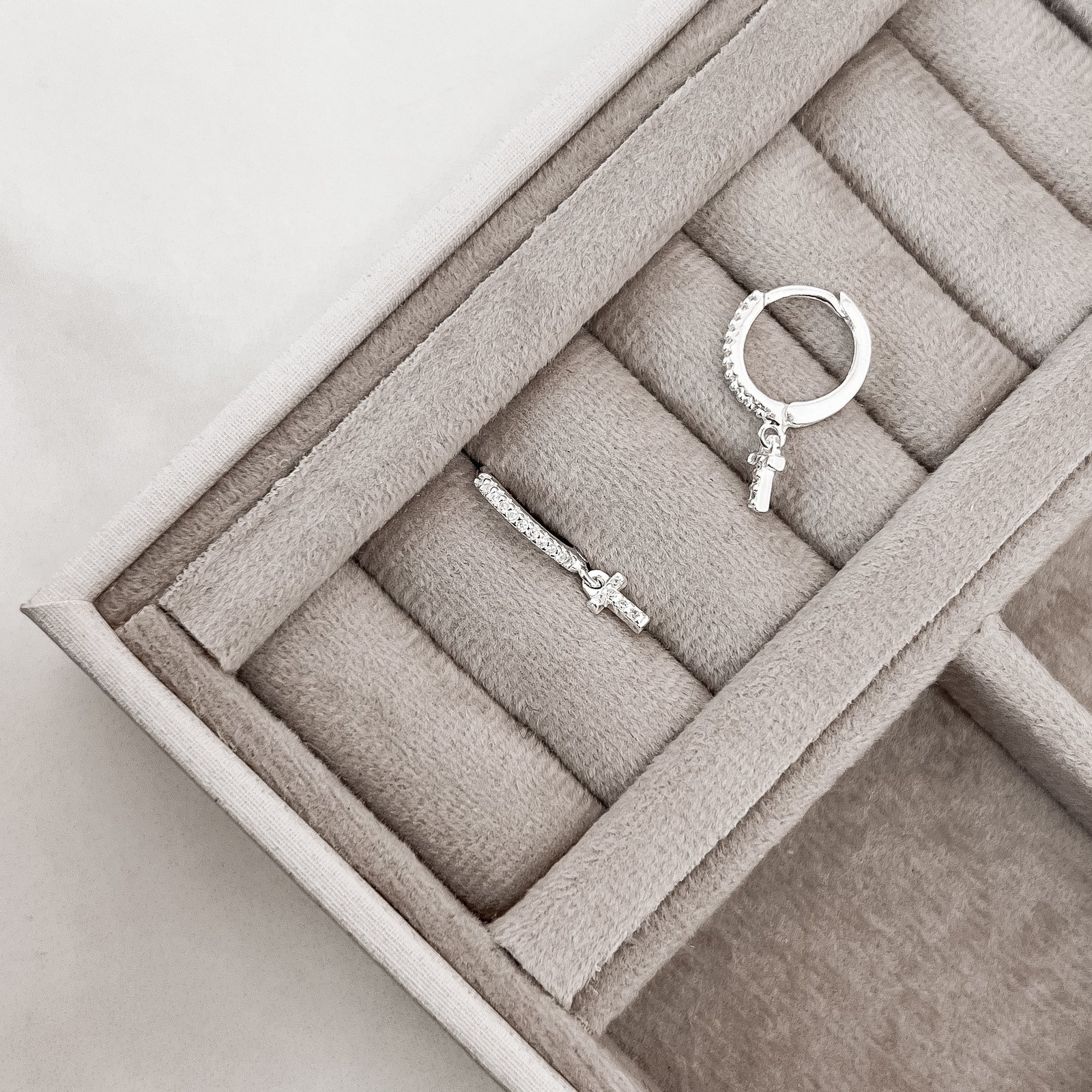 Argola click cravejada 14mm pingente letra T