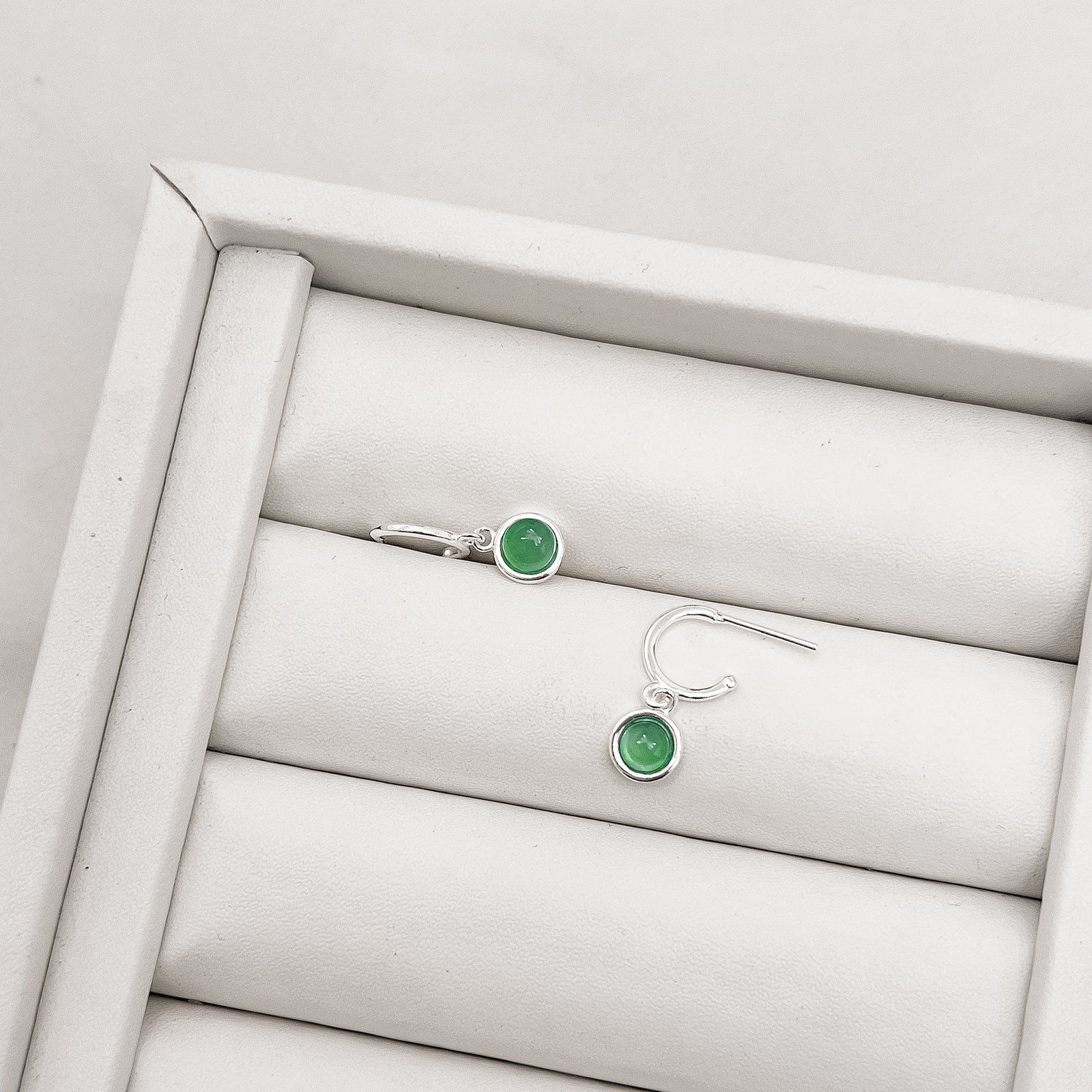 Argola 10mm pingente ágata verde tarraxa