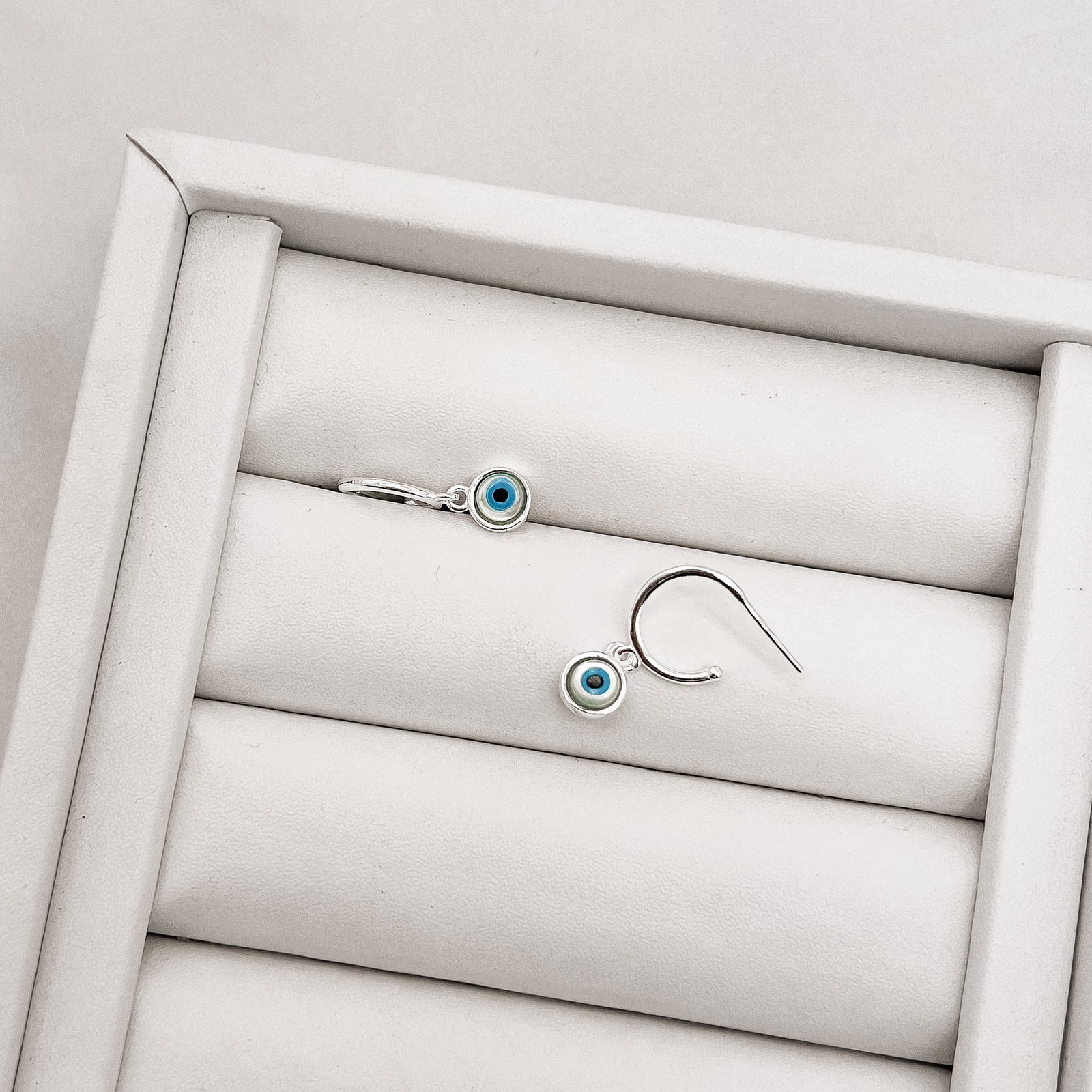 Argola 12mm pingente olho grego madrepérola tarraxa