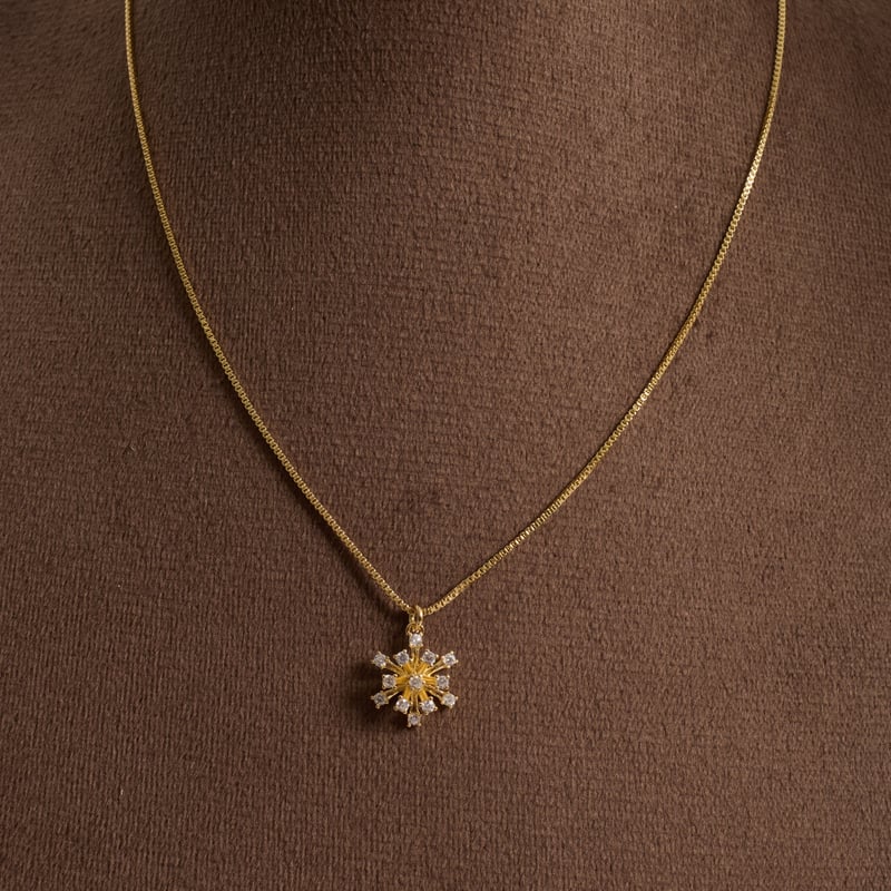 Colar pingente flor com zircônias 12mm 45cm com alongadora