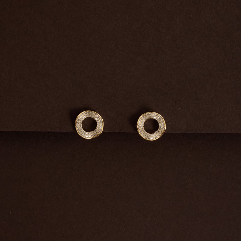 Brinco círculo ondulado vazado cravejado 11mm