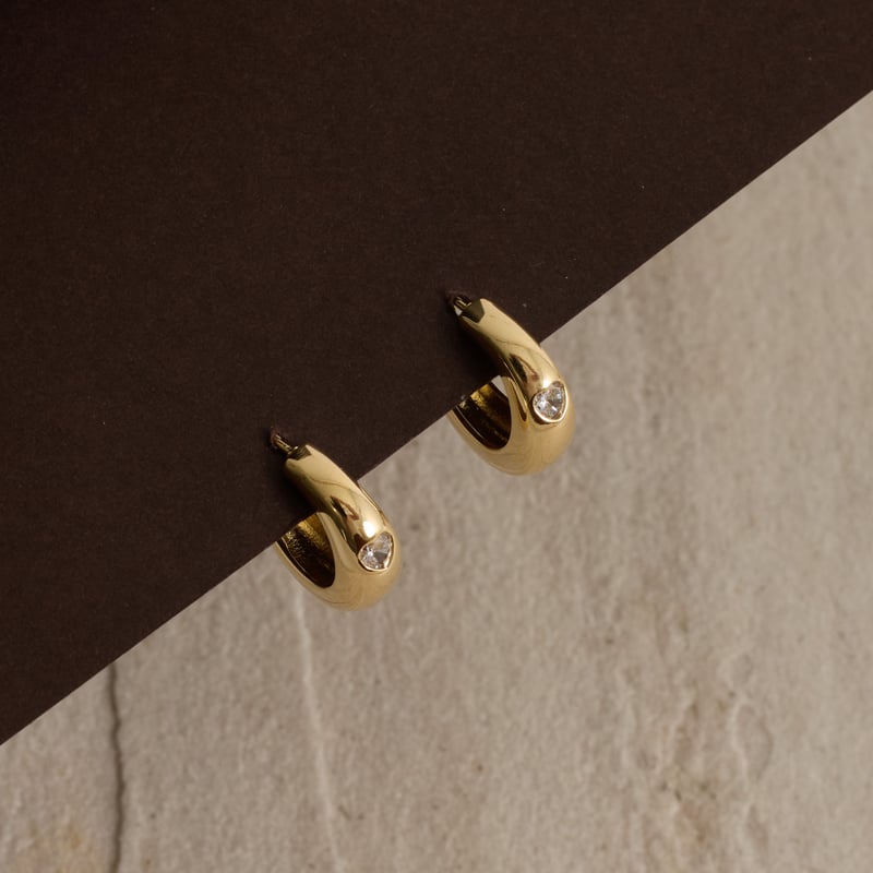 Argola larga detalhe zircônia coração 18mm tarraxa