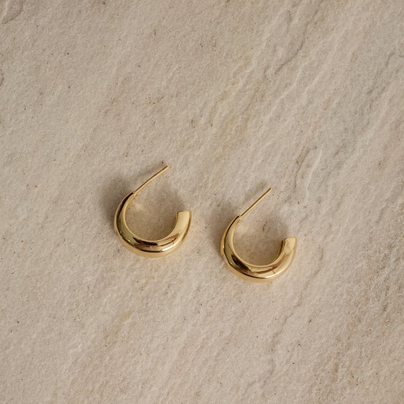 Argola larga detalhe zircônia coração 18mm tarraxa