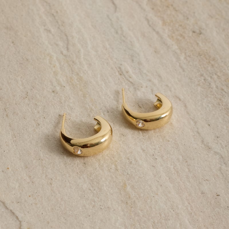Argola larga detalhe zircônia coração 18mm tarraxa