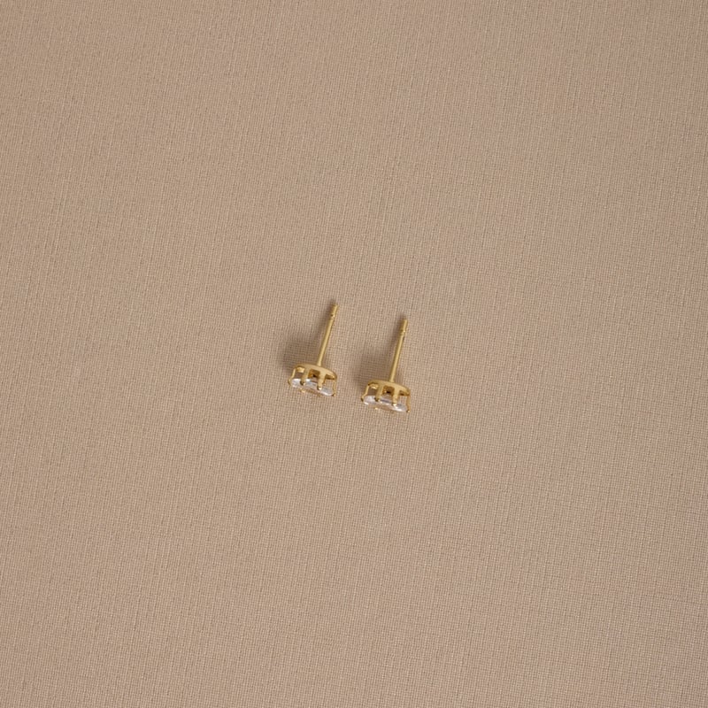 Brinco zircônia oval caixa alta 6mm
