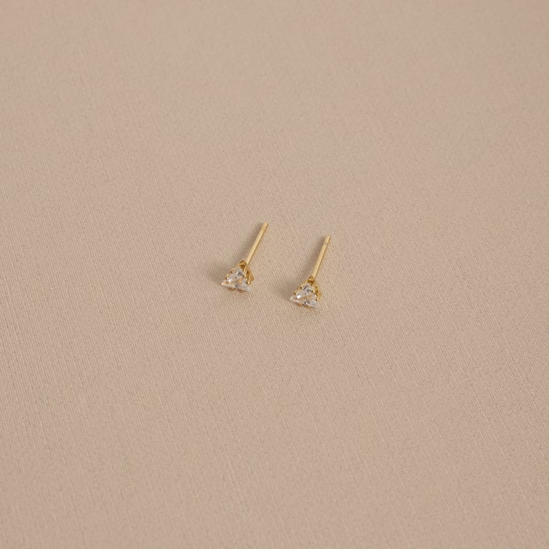 Brinco zircônia triângulo caixa alta 5mm