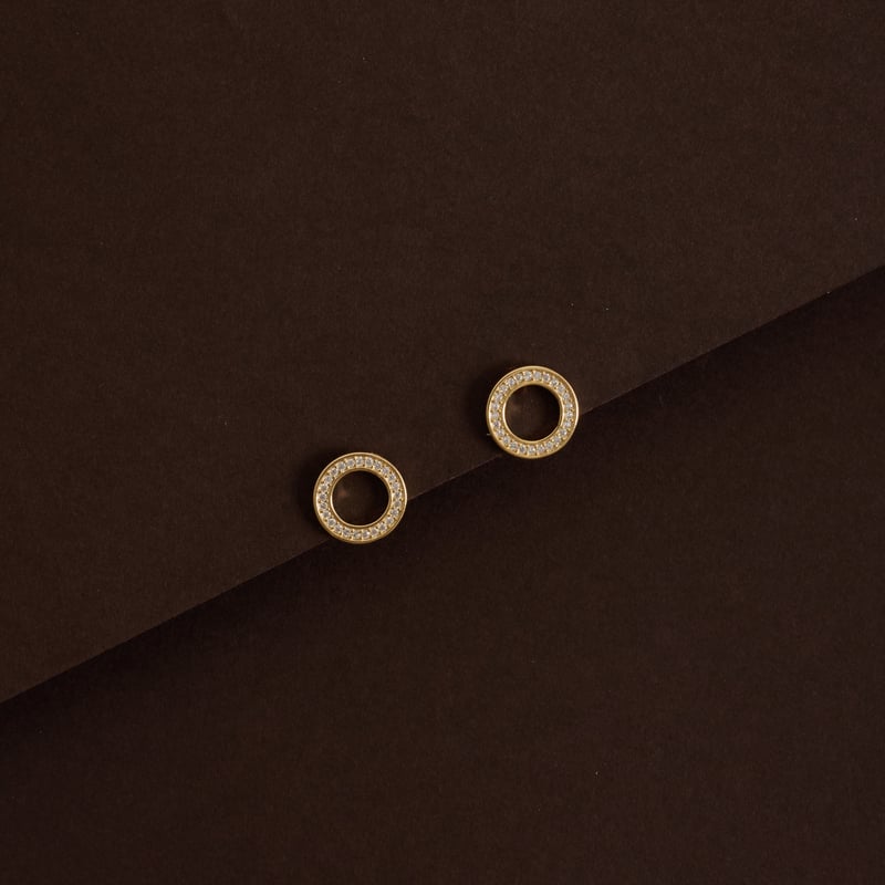 Brinco círculo vazado cravejado 11mm