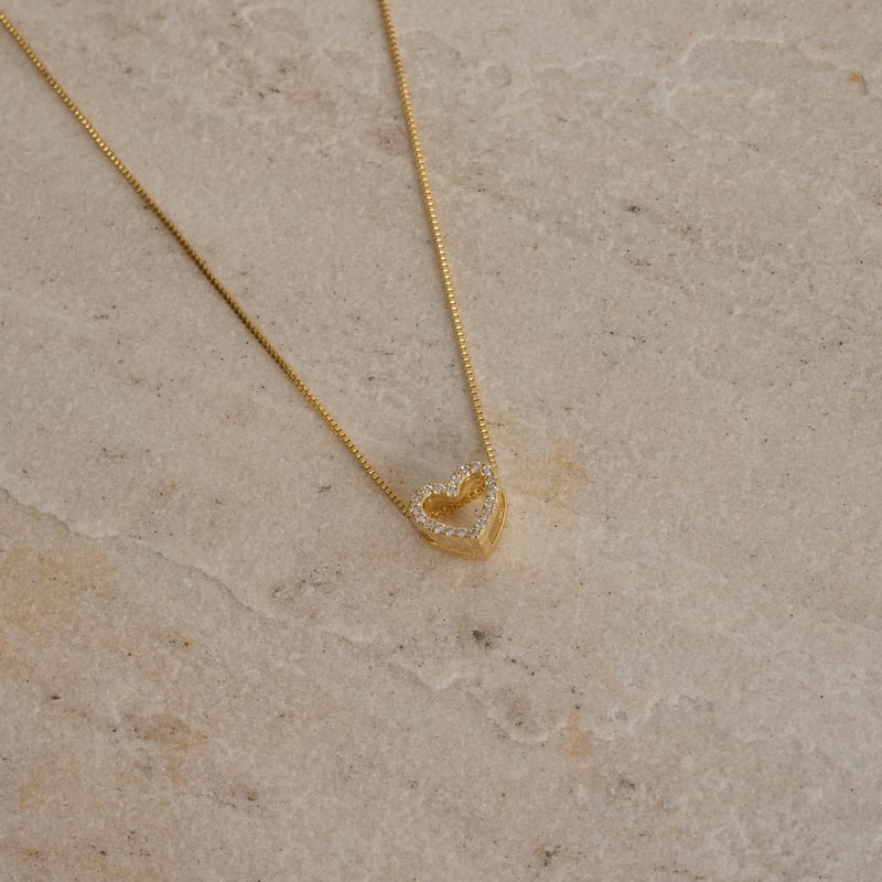 Colar coração vazado cravejado 11mm 45cm com alongadora