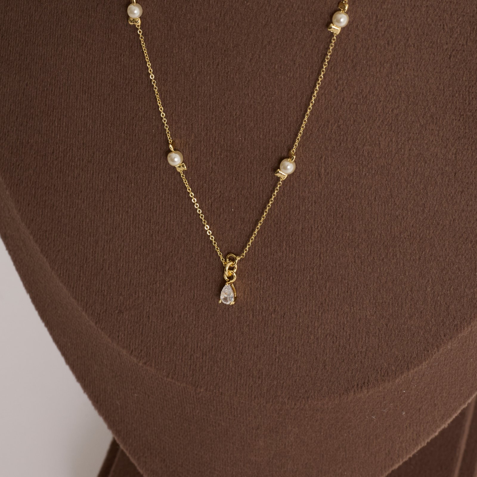 Colar entremeio pérolas com pingente zircônia gota 5mm 45cm com alongadora
