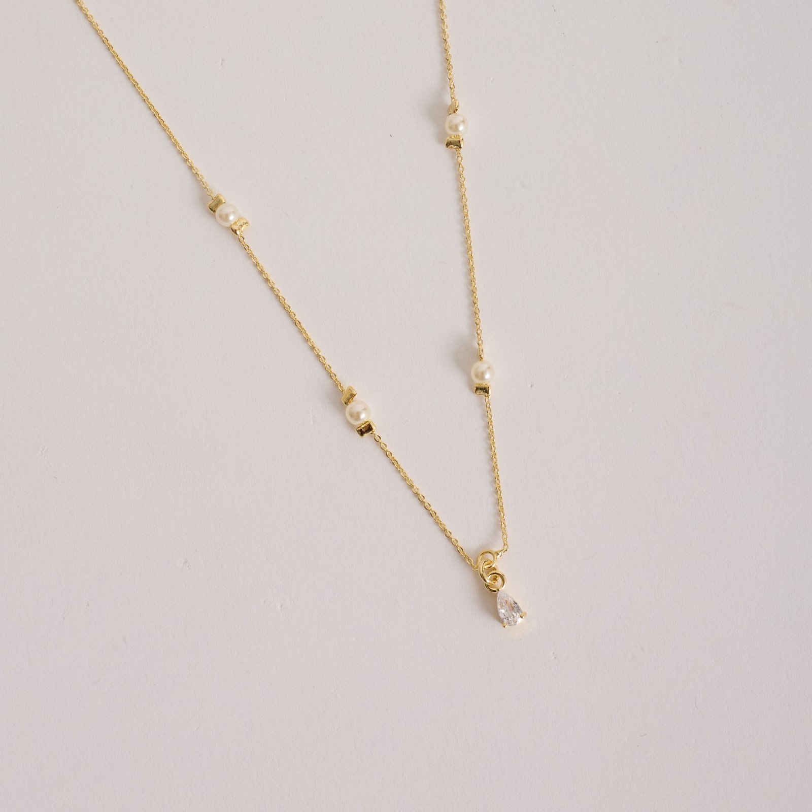 Colar entremeio pérolas com pingente zircônia gota 5mm 45cm com alongadora