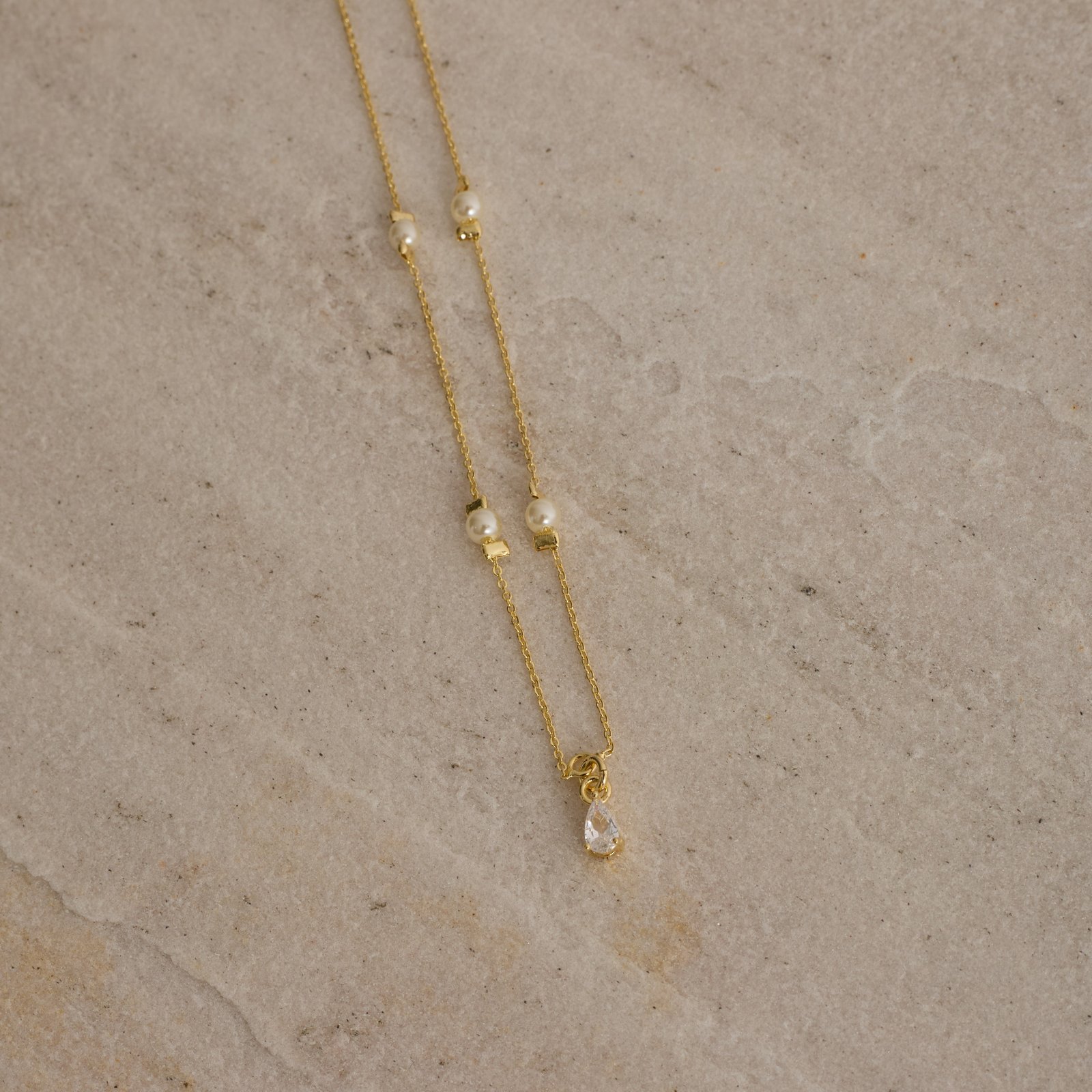 Colar entremeio pérolas com pingente zircônia gota 5mm 45cm com alongadora