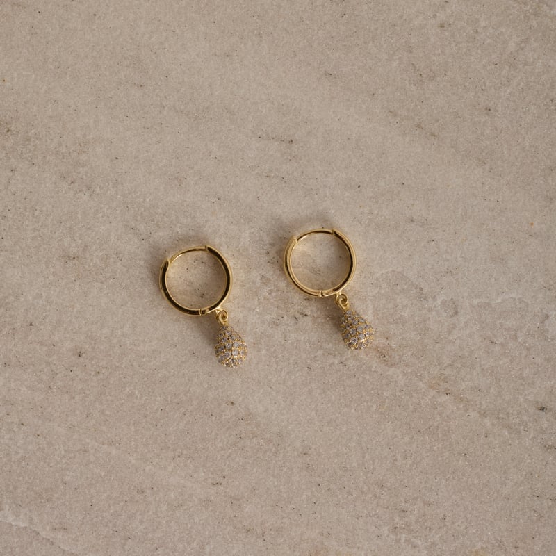 Argola click 13mm pingente gota cravejada