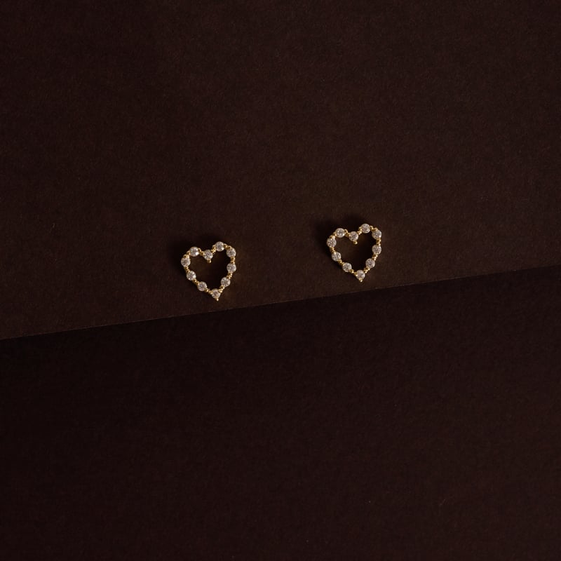 Brinco coração vazado com zircônias 9mm
