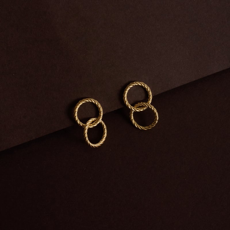 Brinco círculos vazados torcidos 24mm