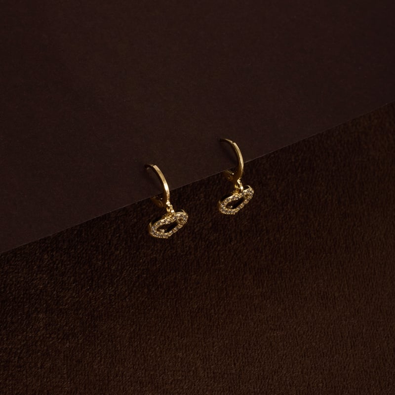 Argola 11mm pingente coração vazado cravejado