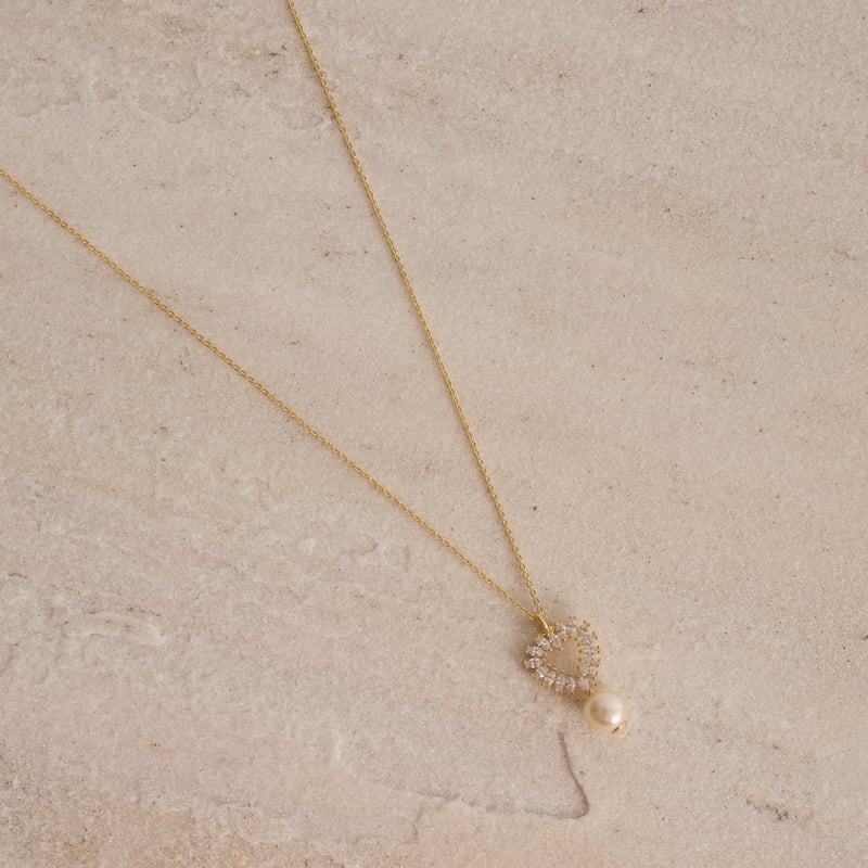 Colar pingente coração vazado cravejado e pérola 19mm 45cm com alongadora