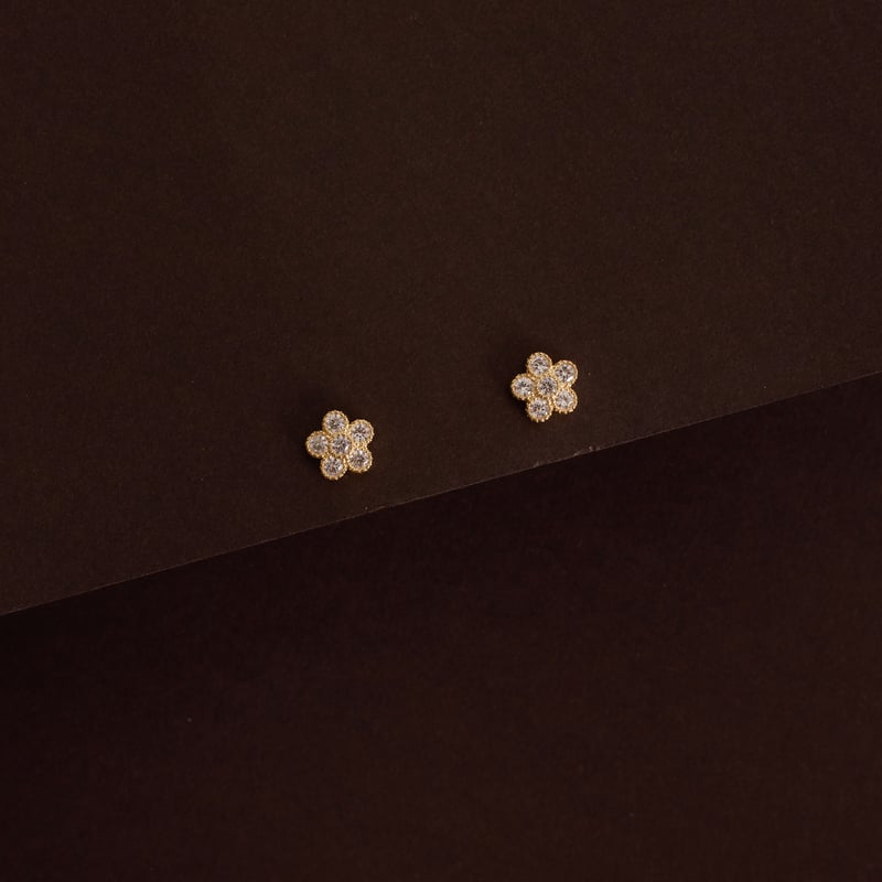 Brinco flor cravejada 7mm