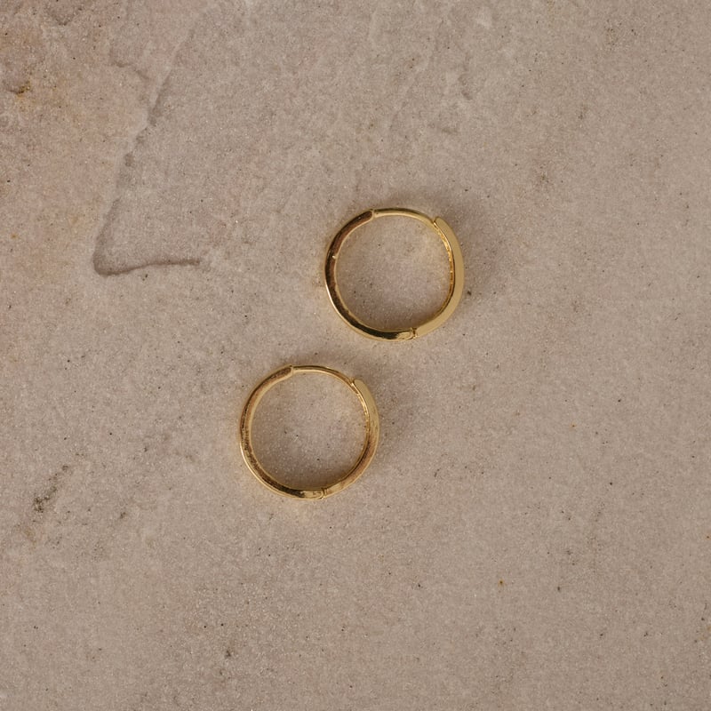 Argola click 17mm detalhe bolinhas vazadas