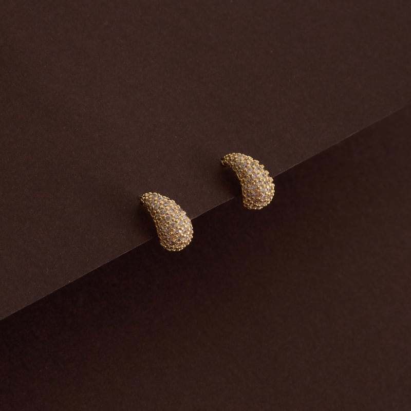 Brinco gota curvada cravejada 14mm