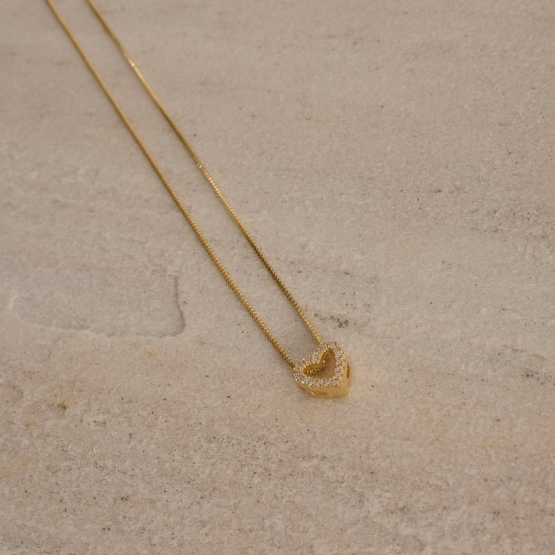 Colar coração vazado cravejado 9mm 40cm com alongadora