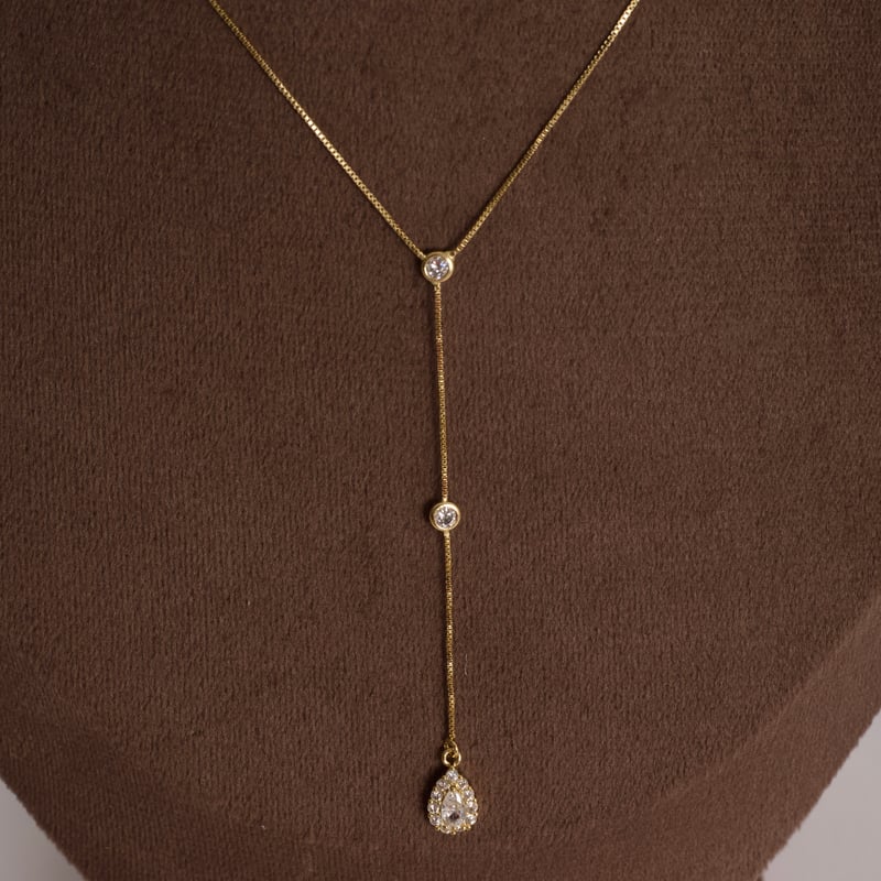 Colar gravatinha zircônias redonda e gota com cravejado 9mm 50cm com alongadora