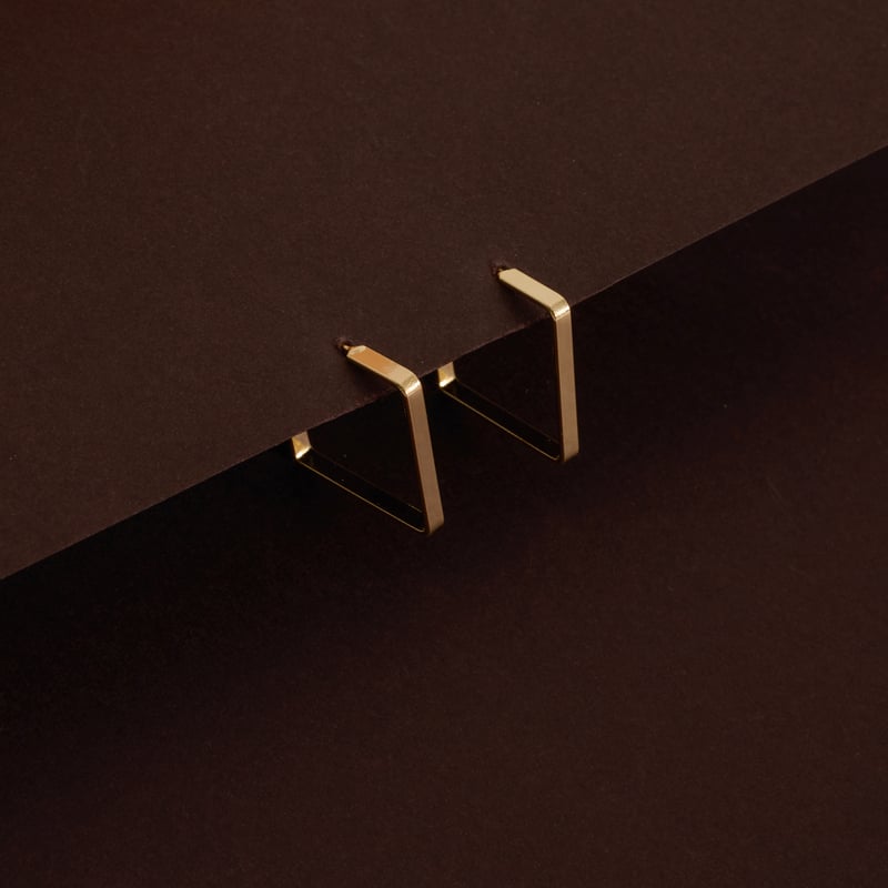 Argola quadrada fio achatado 23mm tarraxa