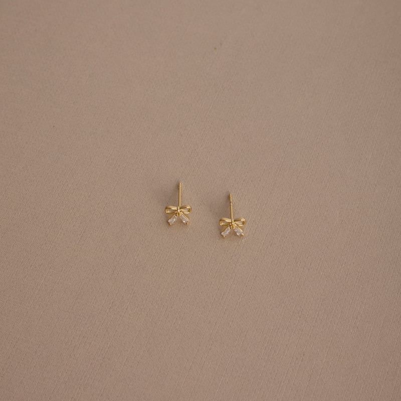 Brinco laço com zircônias 7mm