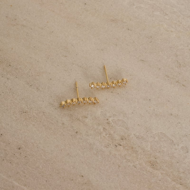 Brinco curva cravejada 18mm