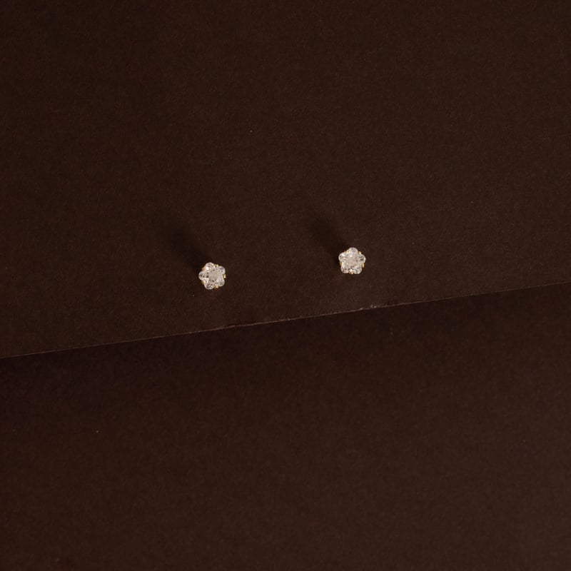 Brinco zircônia flor caixa alta 4mm