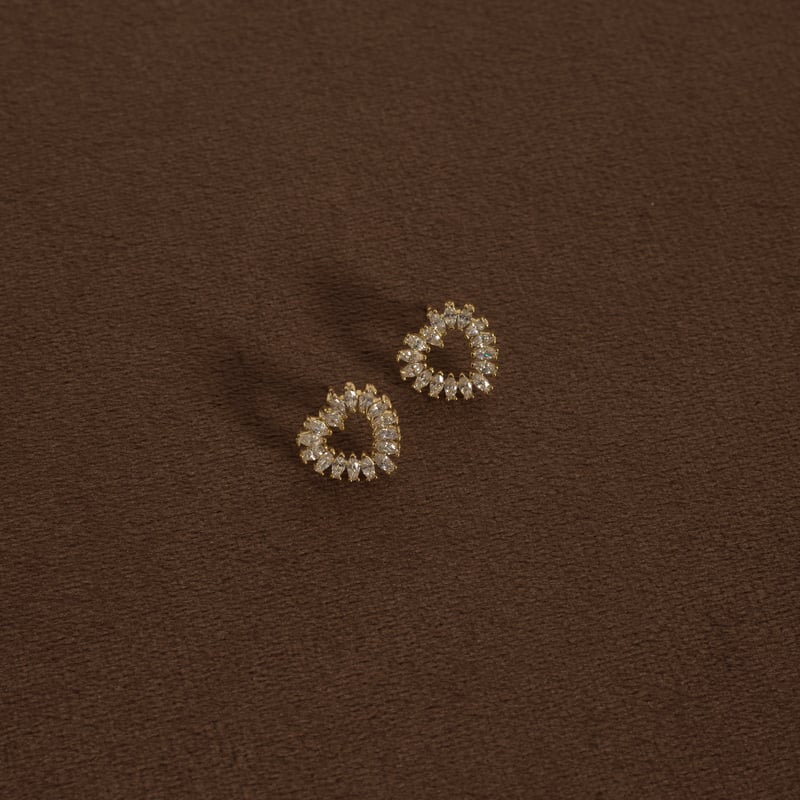 Brinco coração vazado cravejado 12mm
