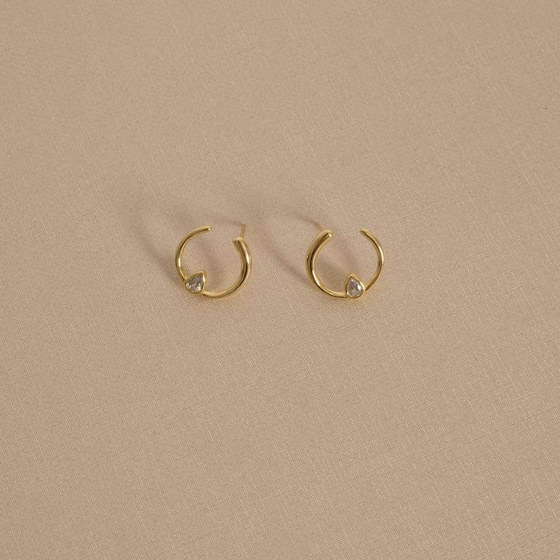 Brinco círculo vazado com zircônia gota 15mm