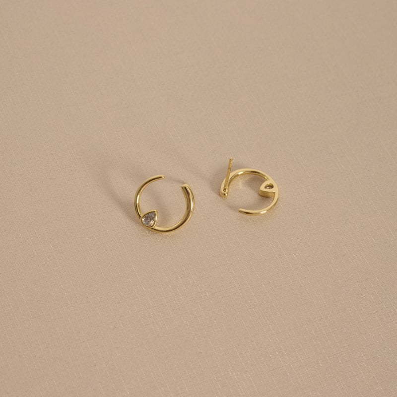 Brinco círculo vazado com zircônia gota 15mm