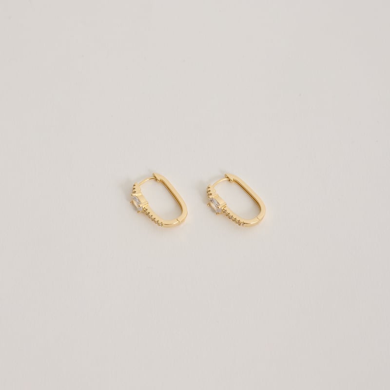 Argola click cravejada 20mm detalhe zircônia oval