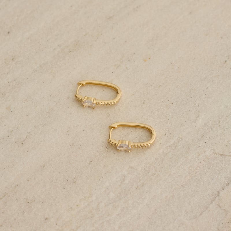 Argola click cravejada 20mm detalhe zircônia oval