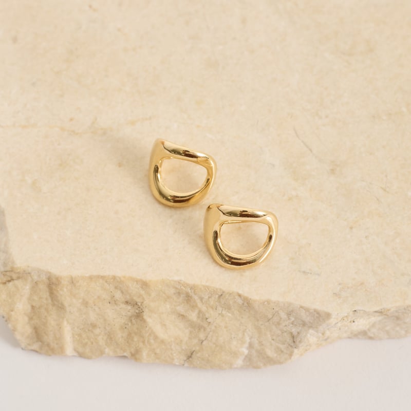 Brinco meia argola oval vazada 12mm tarraxa