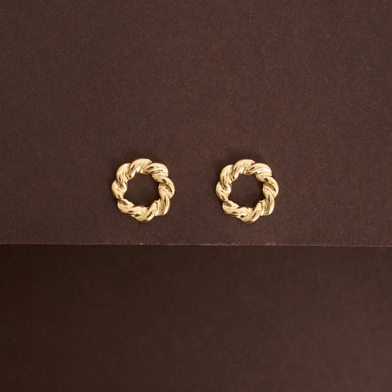 Brinco círculo vazado torcido 13mm